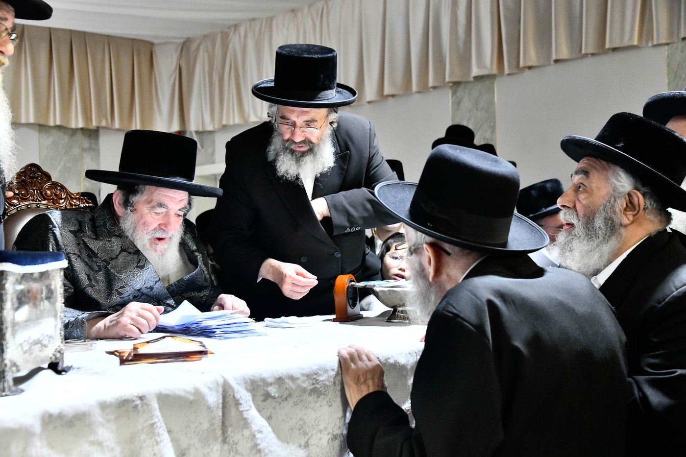 האדמו"ר מויז'ניץ בקבלת קהל לפני הימים הנוראים