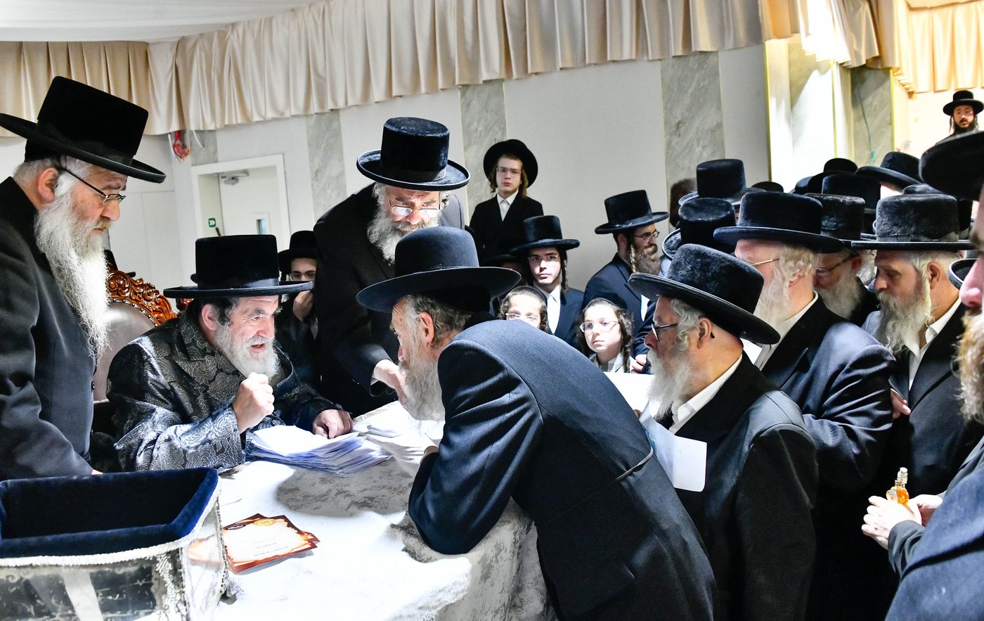 האדמו"ר מויז'ניץ בקבלת קהל לפני הימים הנוראים