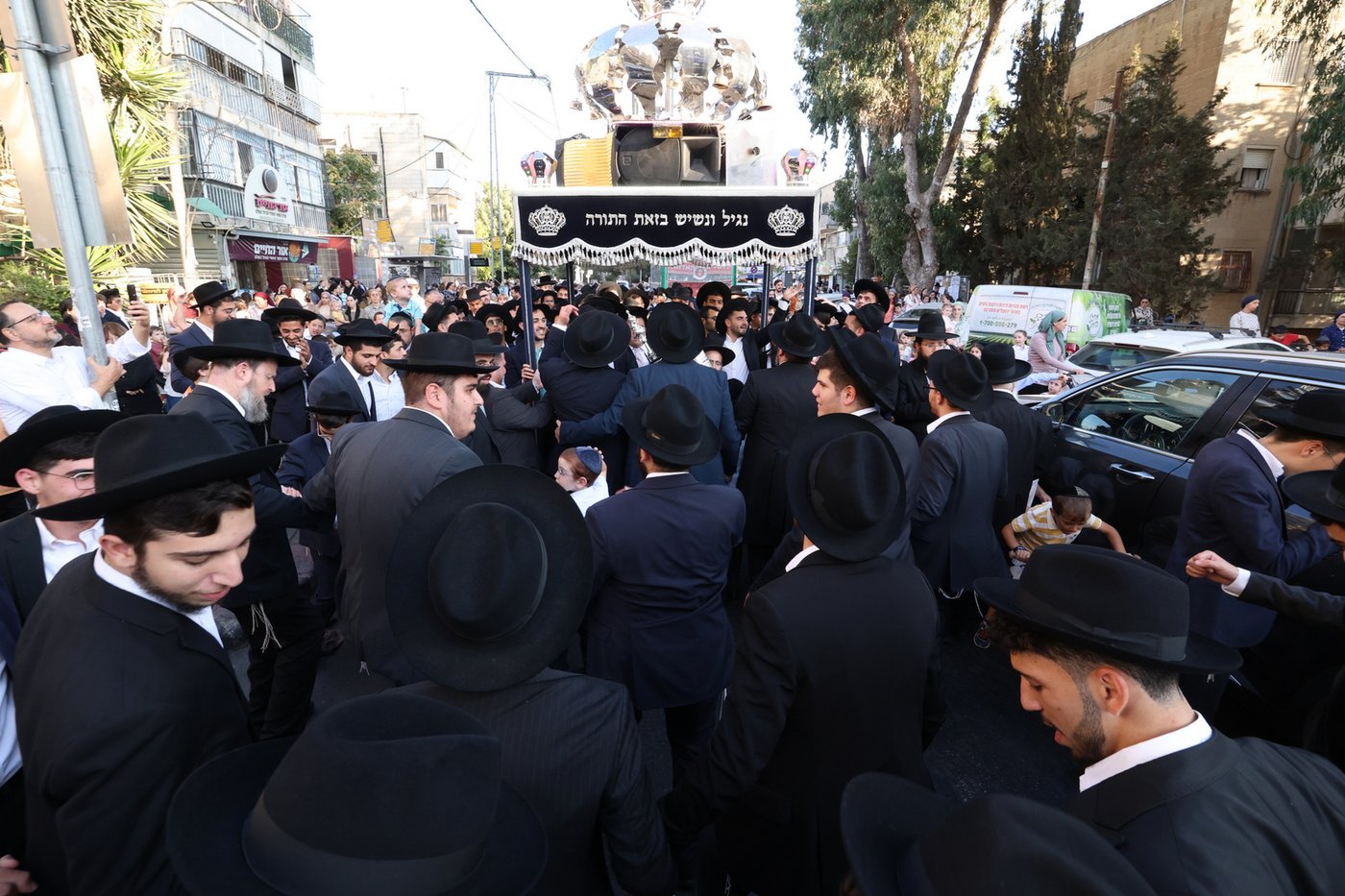 הכנסת ספר תורה לישיבת הקיבוץ