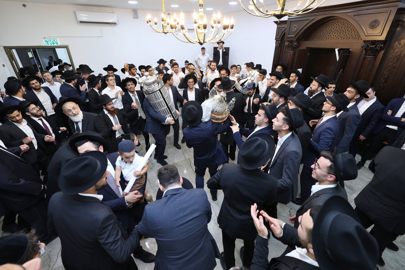 הכנסת ספר תורה לישיבת הקיבוץ