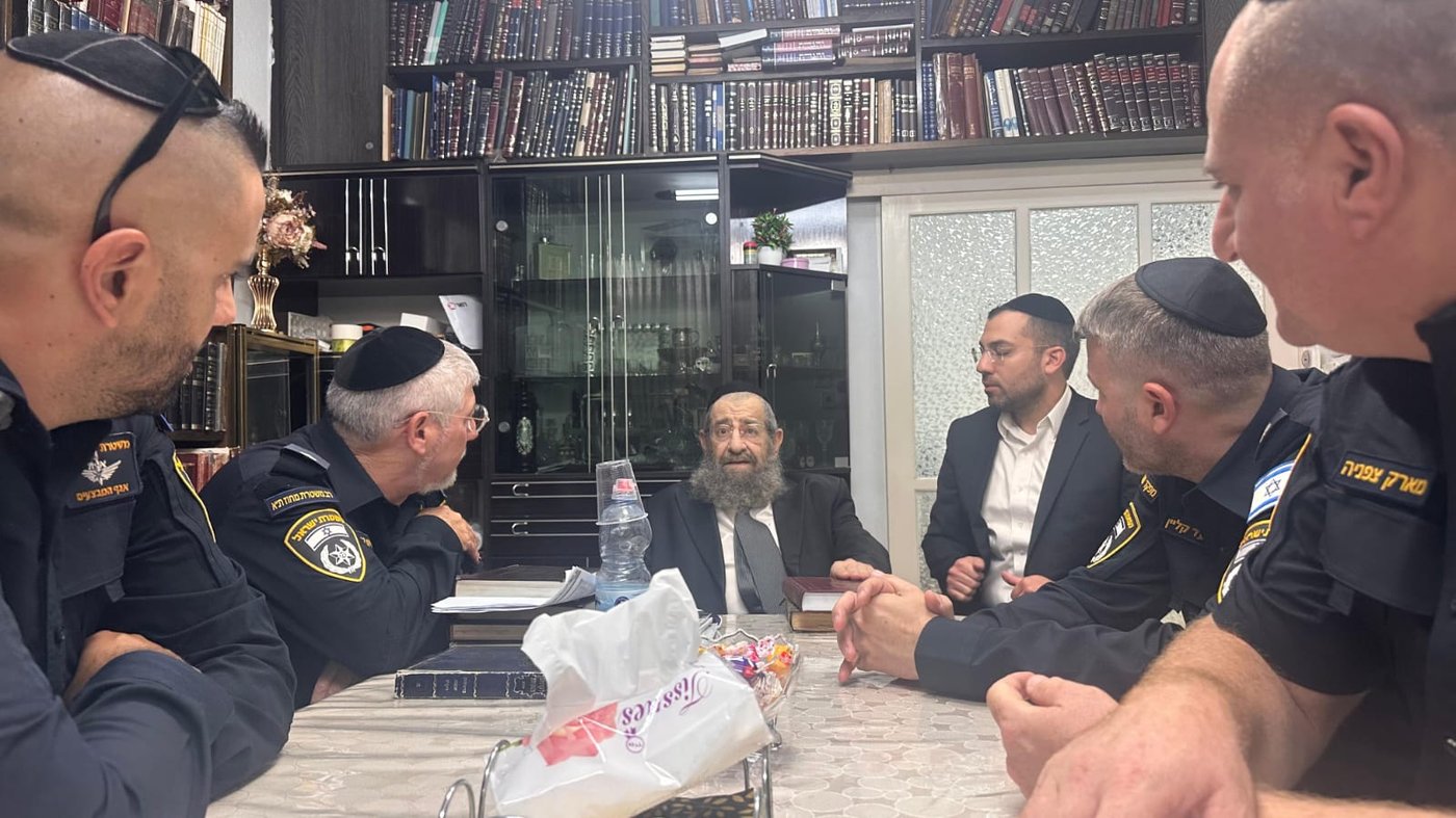 מפקדי המשטרה של מרחב דן בביקור במעונם של גדולי ישראל