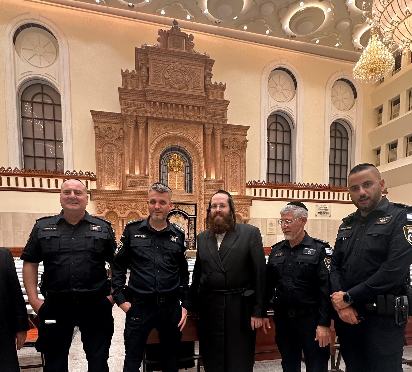 מפקדי המשטרה של מרחב דן בסיור בביהמ"ד ויז'ניץ
