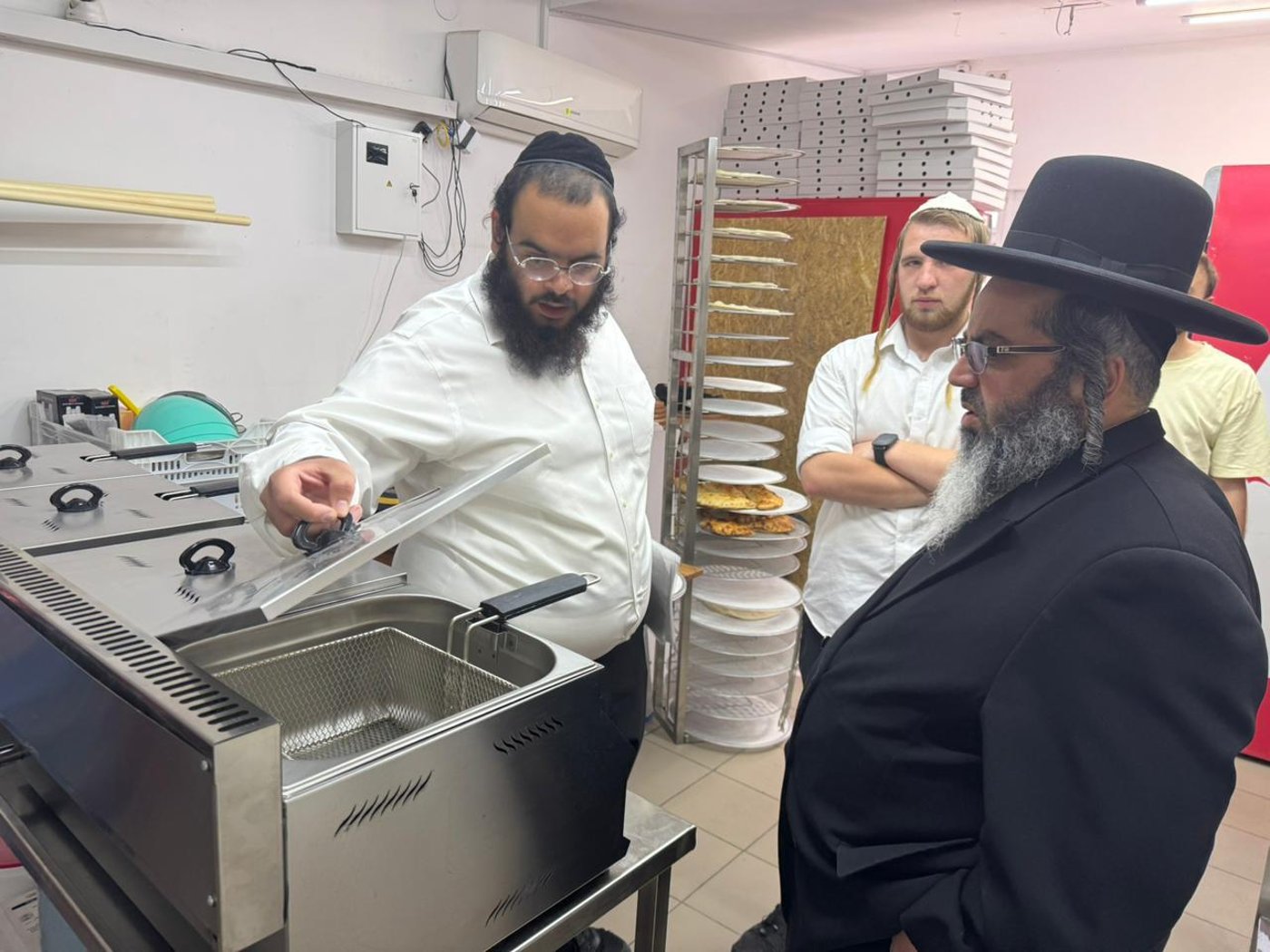 תיעוד מיוחד: הביקורת המפתיעה של רב העיר אומן במטבחי המקום לפני החג