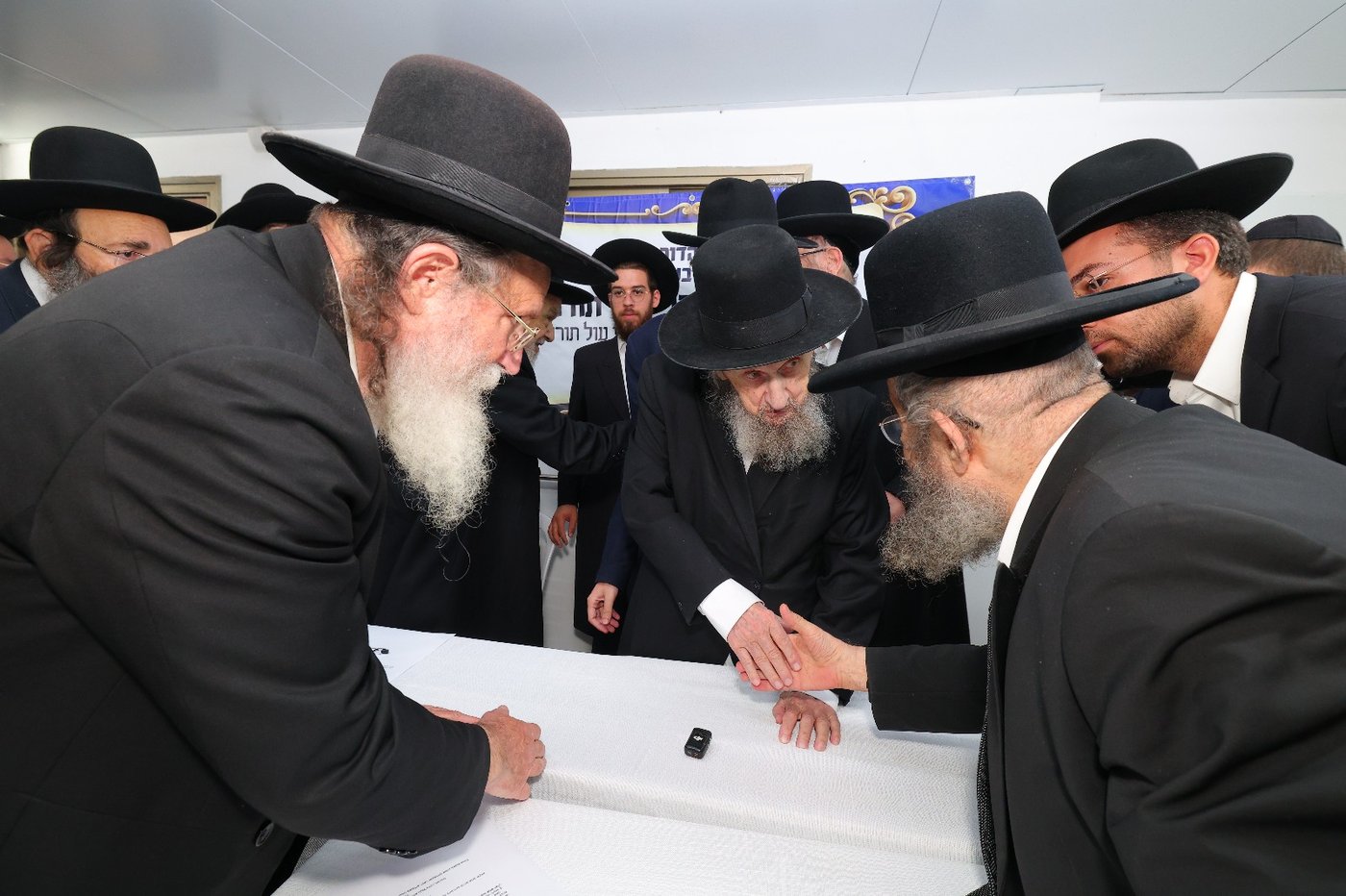 הגר"מ בן שמעון אצל הגר"ד לנדו