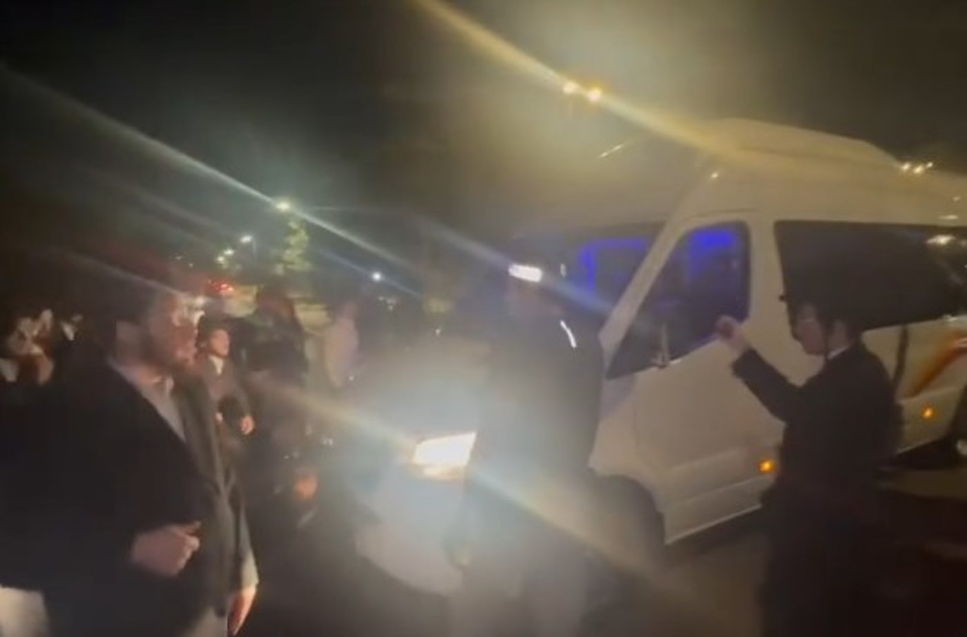 מהומה חריגה ליד כלא 10: מפגינים בלמו טנדר שהביא עצורים חרדים והצליחו לחלץ את אחד העצורים