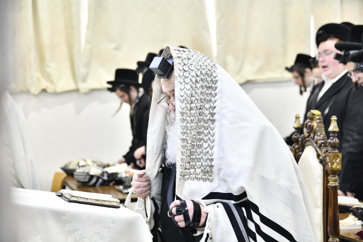 האדמו"ר מקרעטשניף י-ם בביקור בישיבתו באלעד