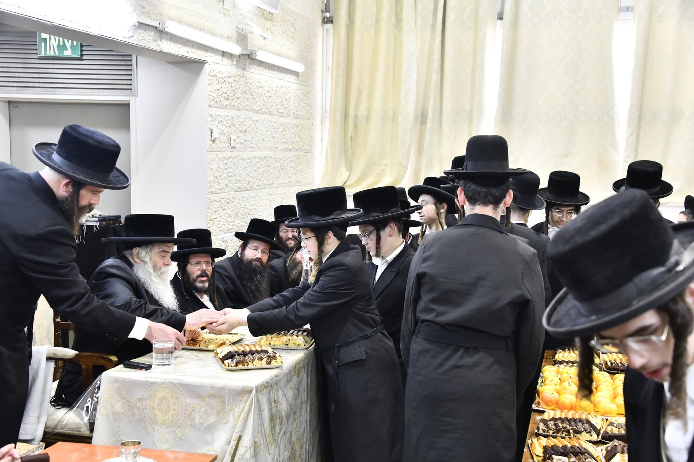 האדמו"ר מקרעטשניף י-ם בביקור בישיבתו באלעד