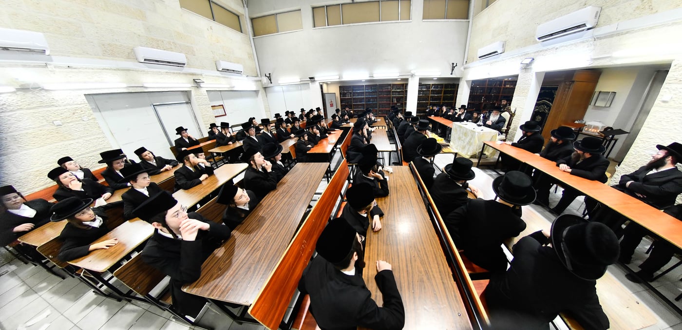 האדמו"ר מקרעטשניף י-ם בביקור בישיבתו באלעד