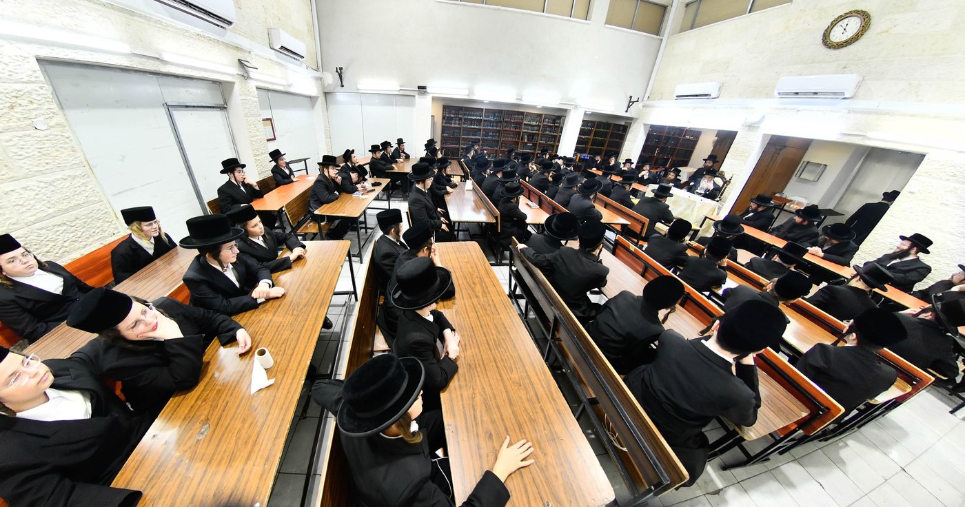 האדמו"ר מקרעטשניף י-ם בביקור בישיבתו באלעד
