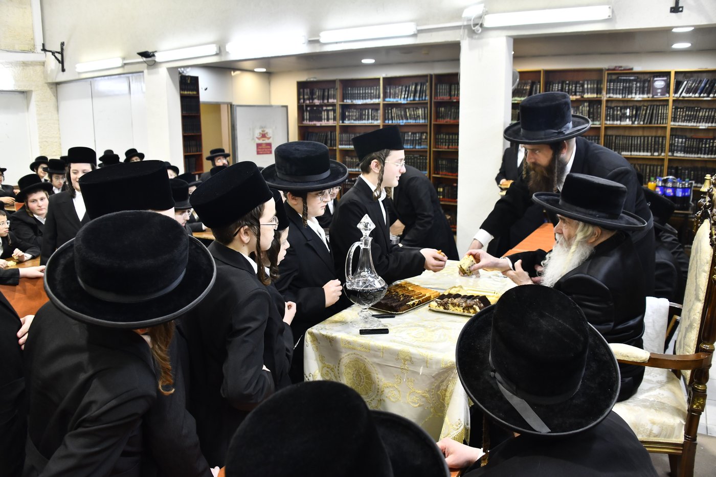 האדמו"ר מקרעטשניף י-ם בביקור בישיבתו באלעד