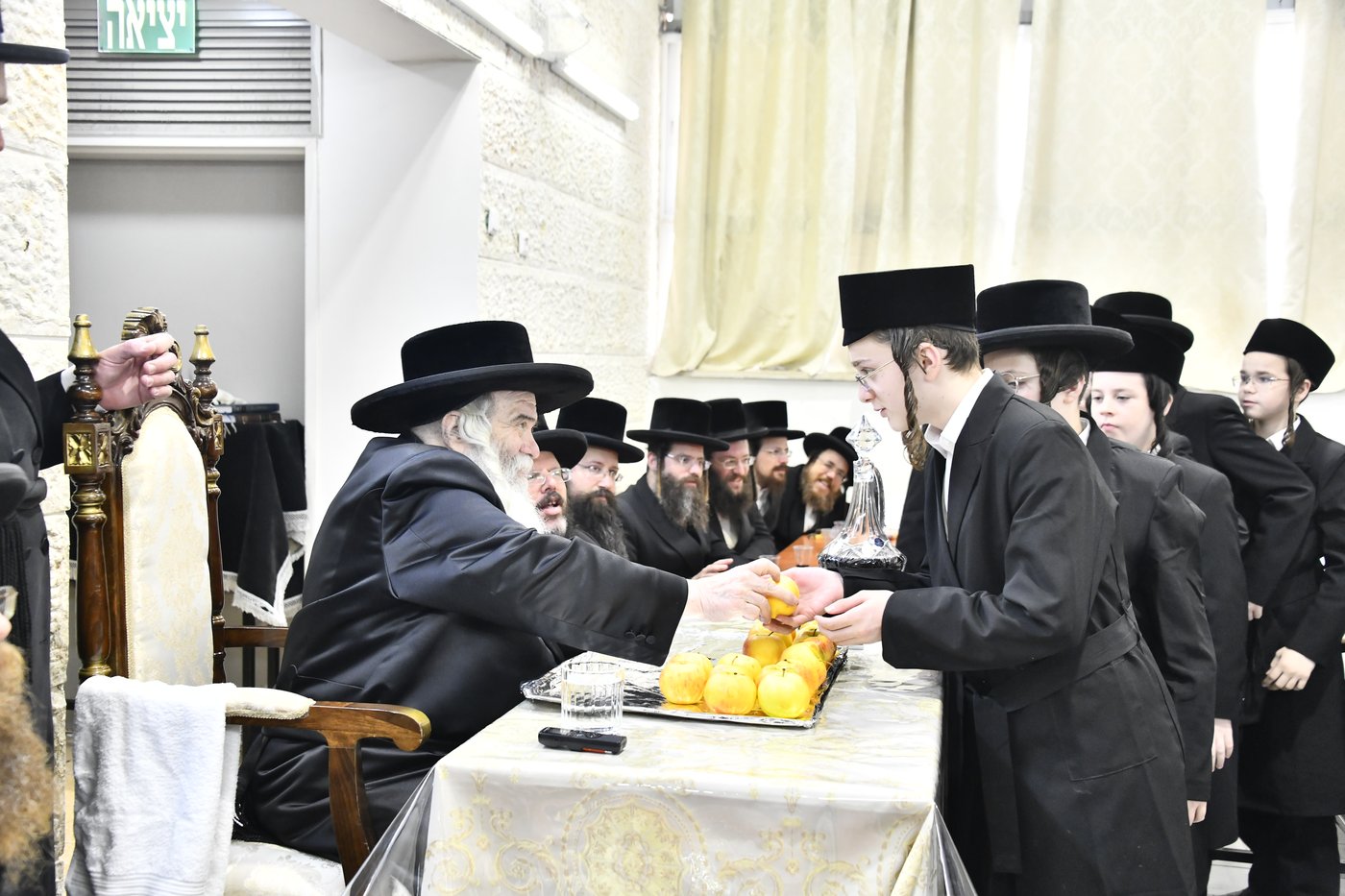 האדמו"ר מקרעטשניף י-ם בביקור בישיבתו באלעד