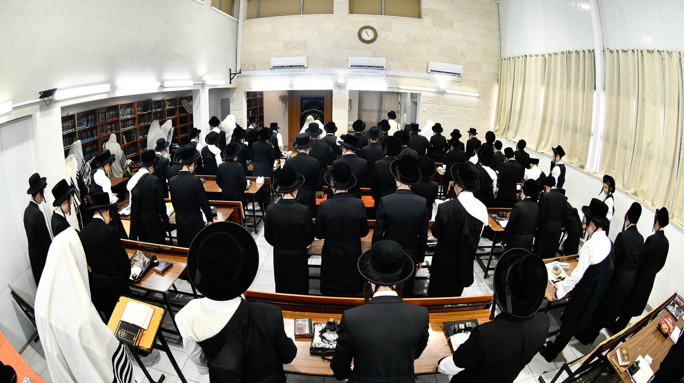 האדמו"ר מקרעטשניף י-ם בביקור בישיבתו באלעד