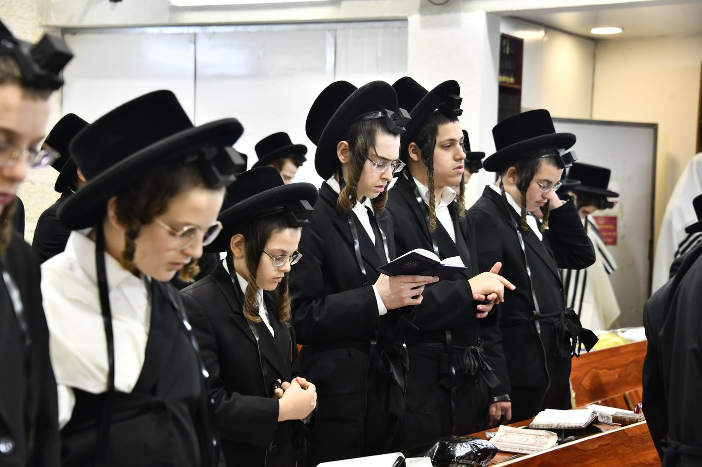 האדמו"ר מקרעטשניף י-ם בביקור בישיבתו באלעד