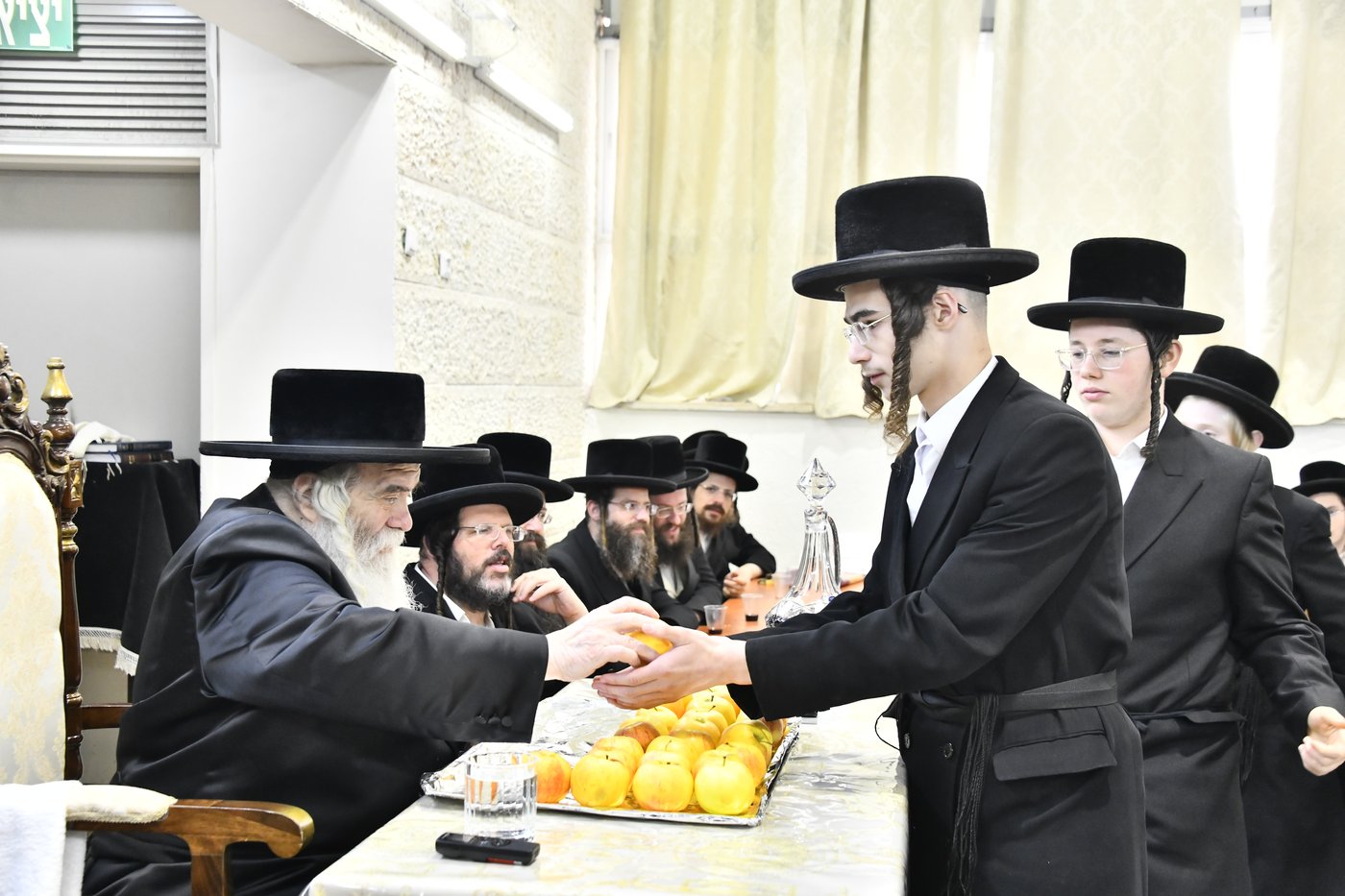 האדמו"ר מקרעטשניף י-ם בביקור בישיבתו באלעד