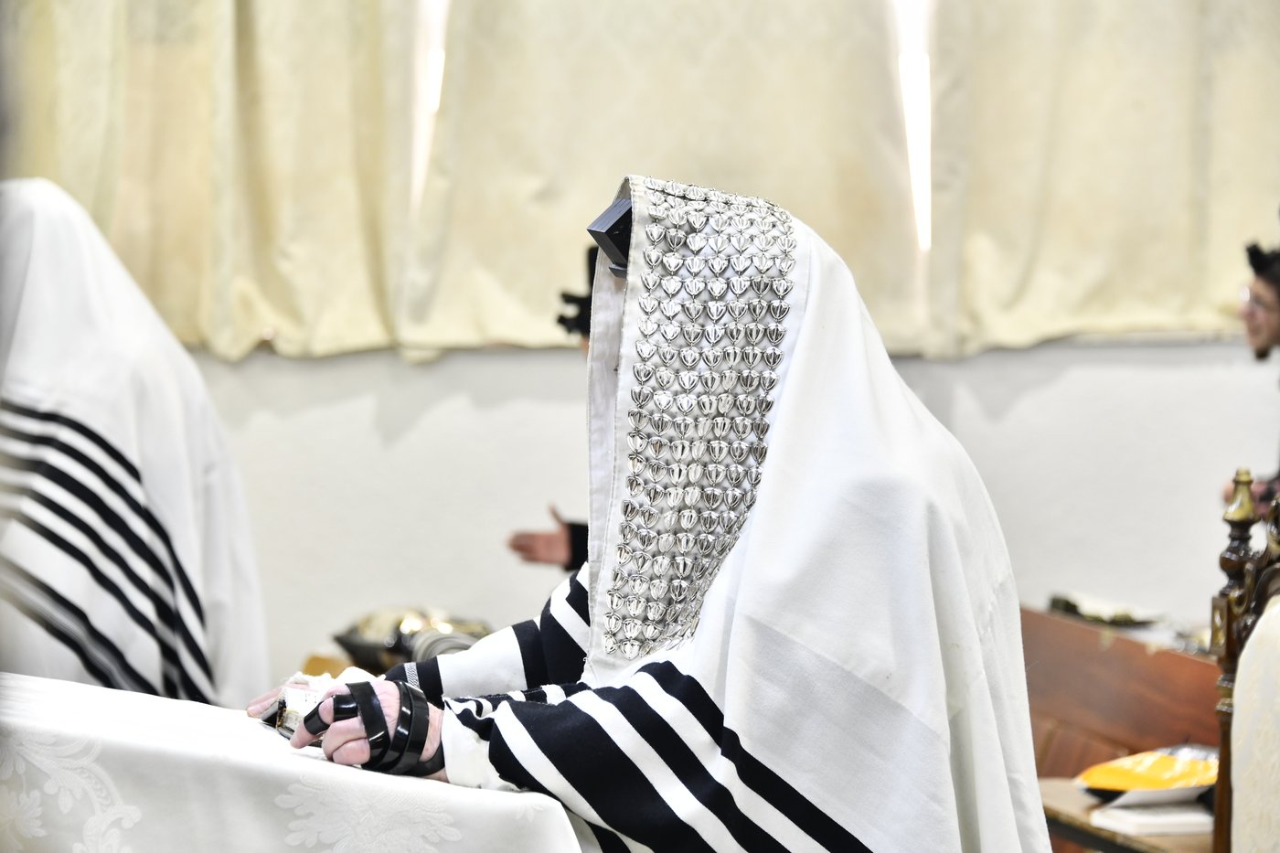 האדמו"ר מקרעטשניף י-ם בביקור בישיבתו באלעד
