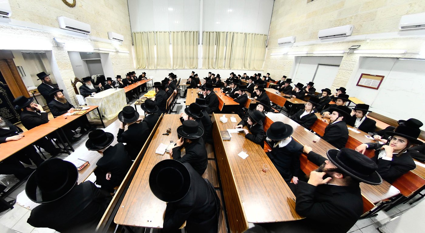 האדמו"ר מקרעטשניף י-ם בביקור בישיבתו באלעד