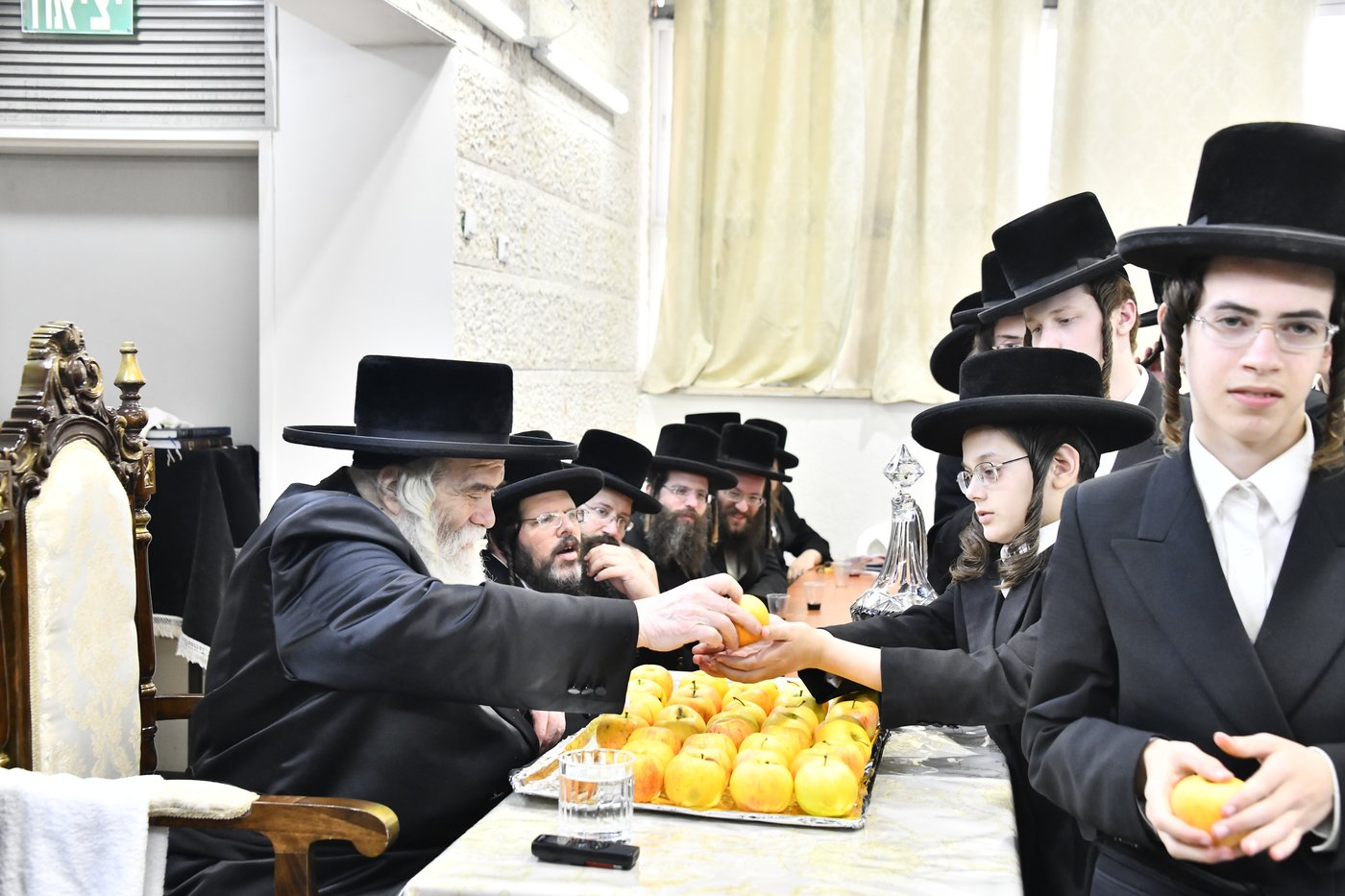 האדמו"ר מקרעטשניף י-ם בביקור בישיבתו באלעד