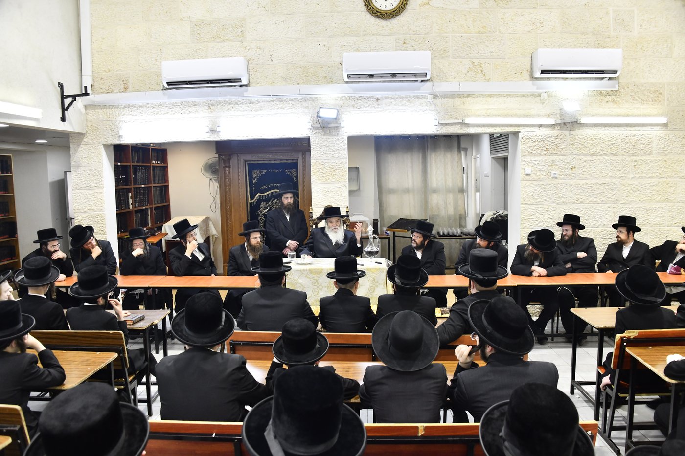האדמו"ר מקרעטשניף י-ם בביקור בישיבתו באלעד