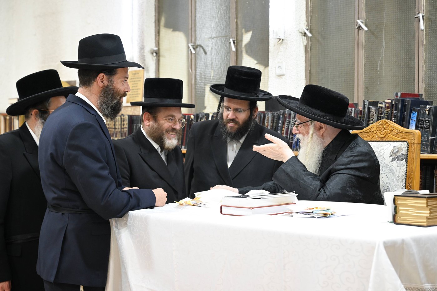 האדמו"ר מצאנז בקבלת קהל לקראת ימי הרחמים והסליחות