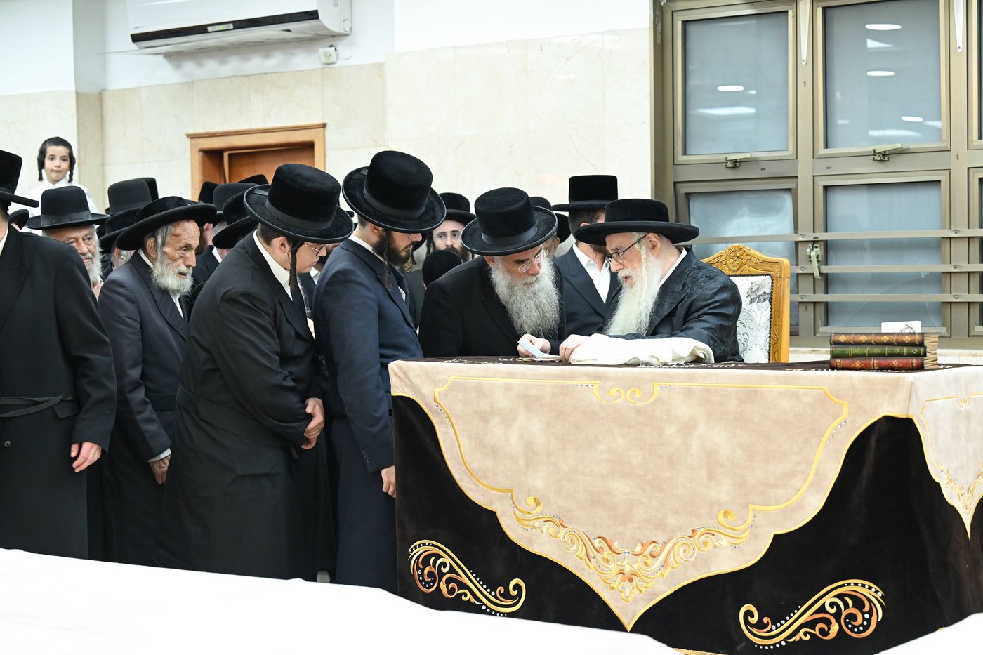 האדמו"ר מצאנז בקבלת קהל לקראת ימי הרחמים והסליחות