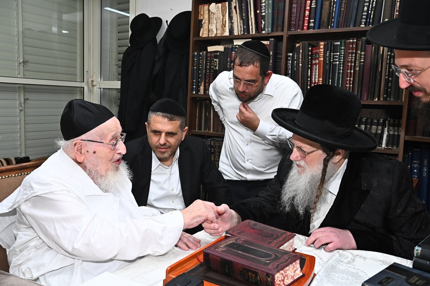 האדמו"ר ממודז'יץ בביקור אצל הגרמ"צ ברגמן