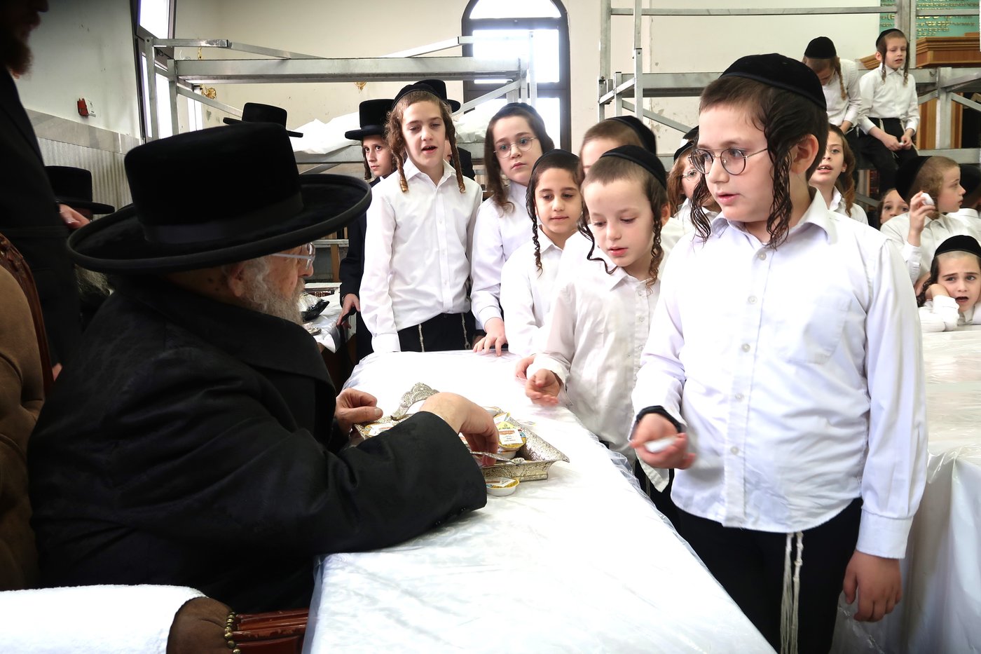 ילדי פינסק קרלין מקבלים דבש מהאדמו"ר