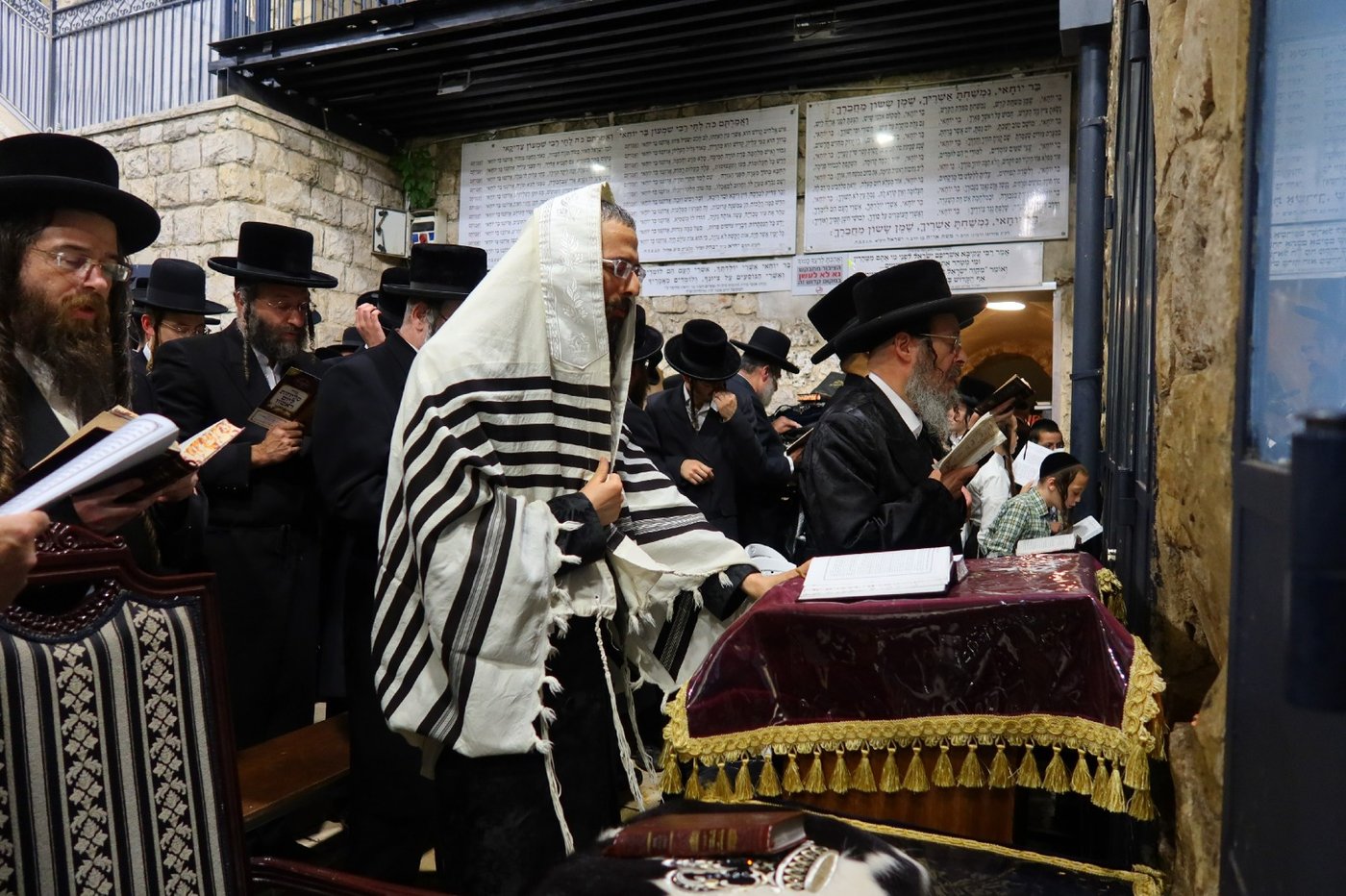 האדמו"ר מזוועהיל באמירת הסליחות במירון