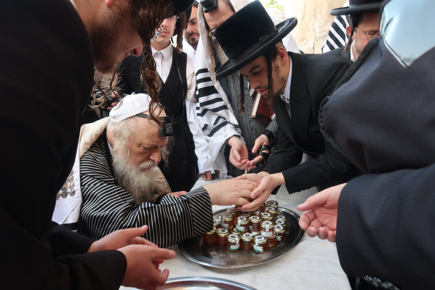 האדמו"ר ממבקשי אמונה באמירת סליחות במערת המכפלה