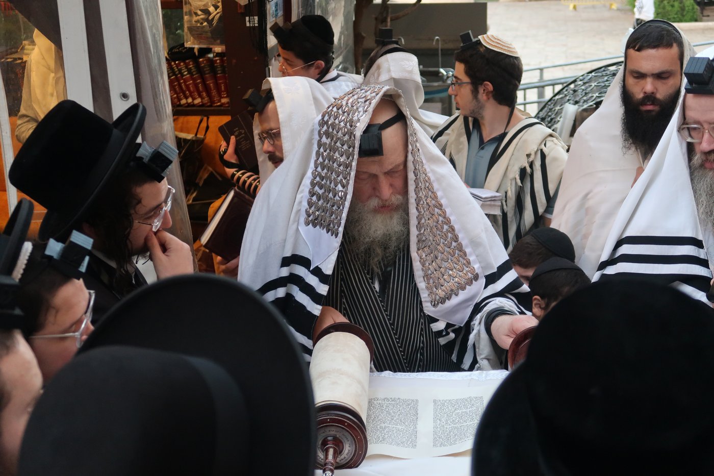 האדמו"ר ממבקשי אמונה באמירת סליחות במערת המכפלה