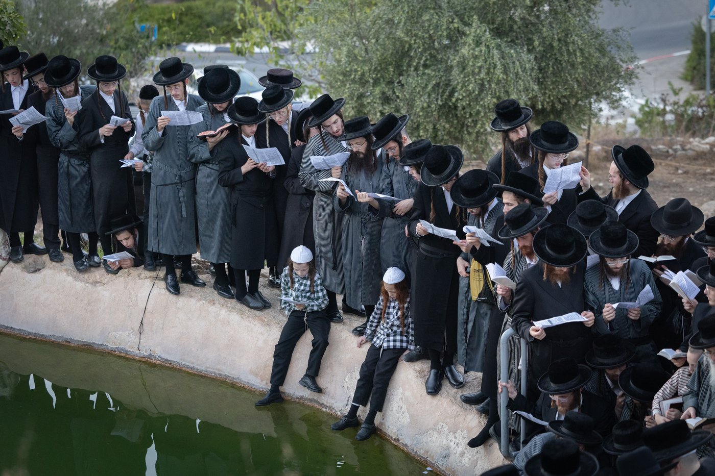 חסידי תולדות אברהם יצחק בתשליך