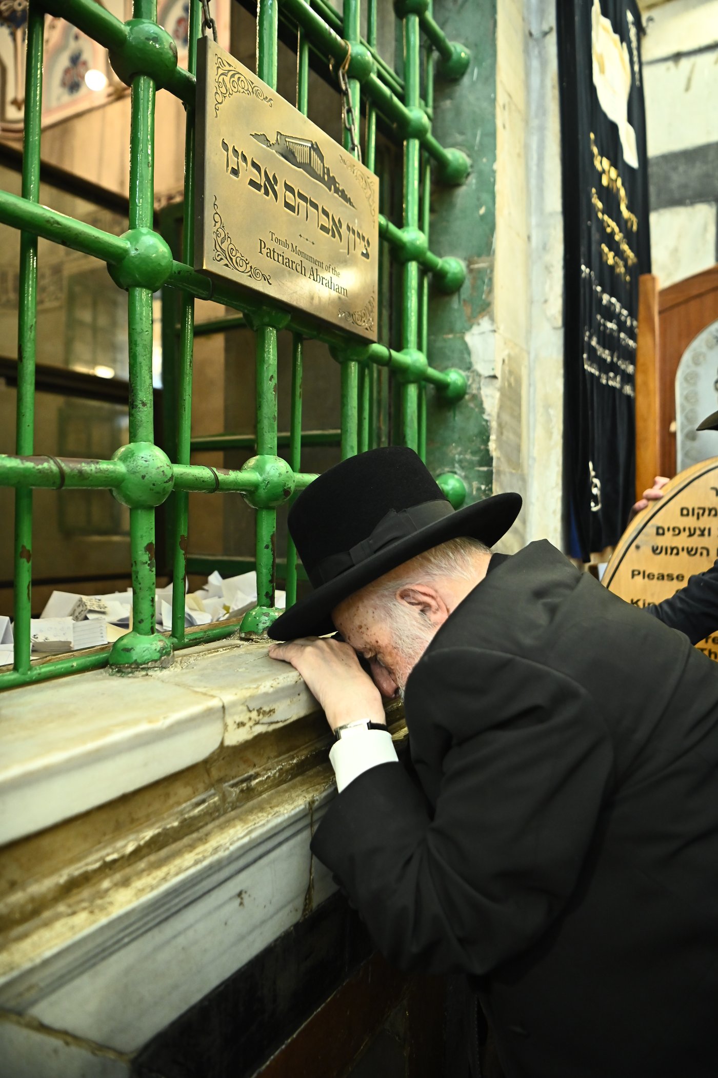 הגרב"ד פוברסקי בתפילה במערת המכפלה בחברון