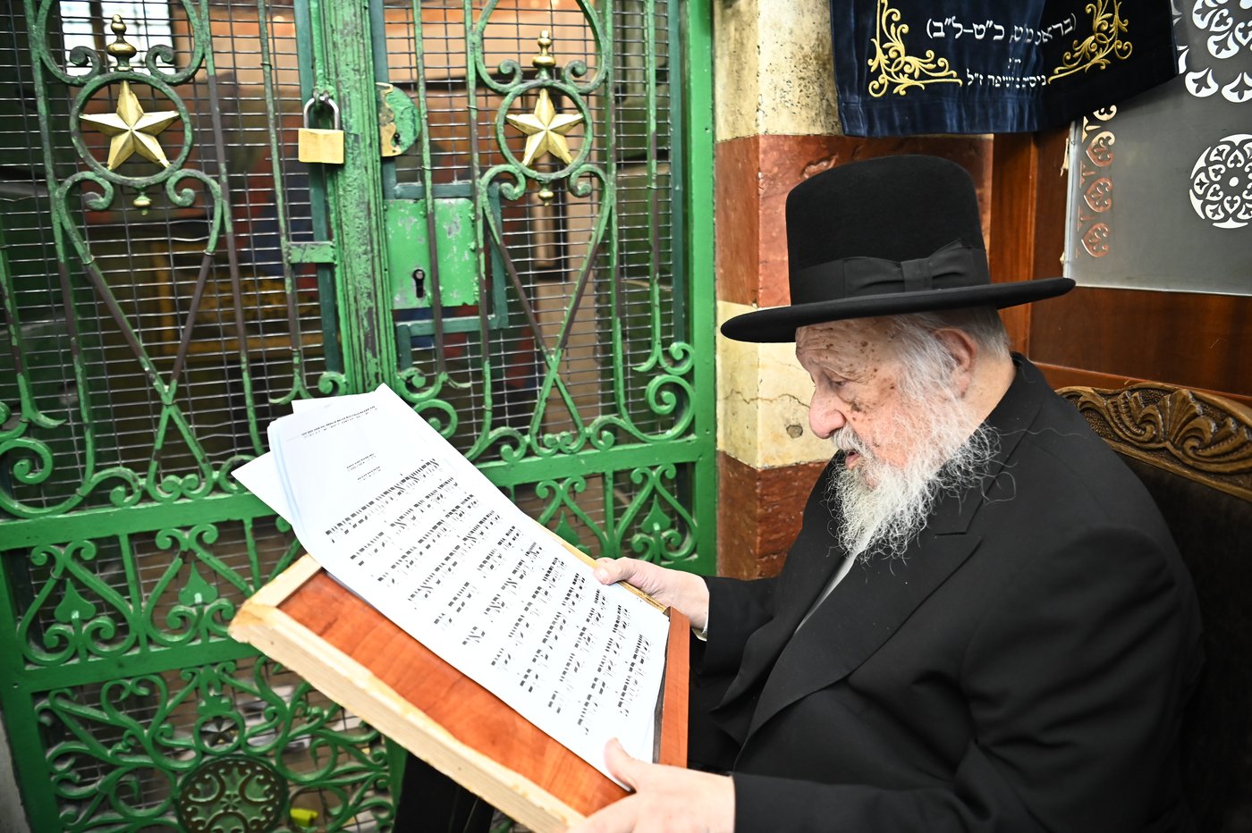 הגרב"ד פוברסקי בתפילה במערת המכפלה בחברון