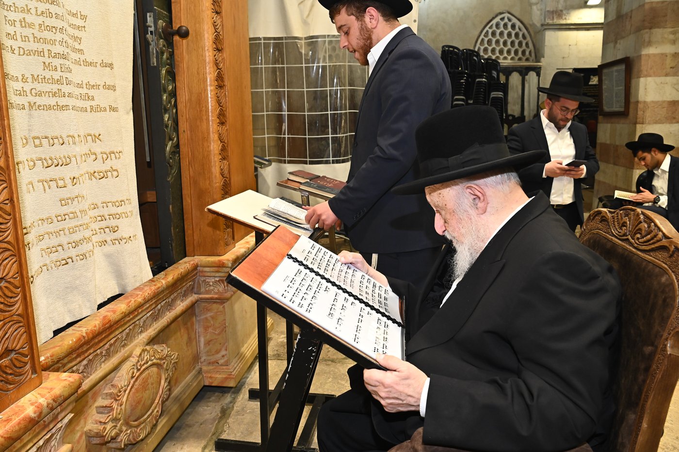 הגרב"ד פוברסקי בתפילה במערת המכפלה בחברון