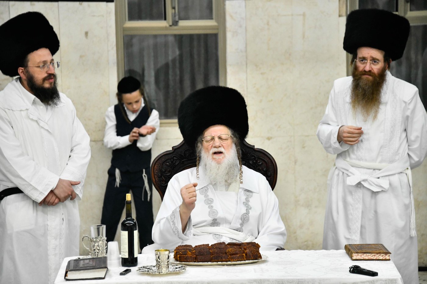 מוצאי יום כיפור בחצה"ק מודז'יץ