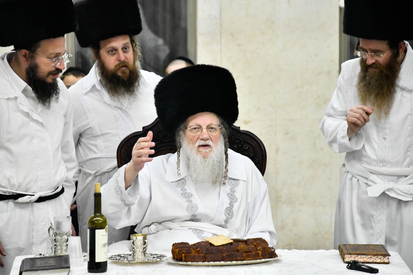 מוצאי יום כיפור בחצה"ק מודז'יץ