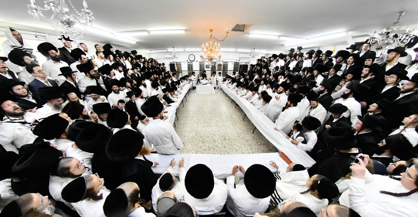 מוצאי יום כיפור בחצה"ק מודז'יץ