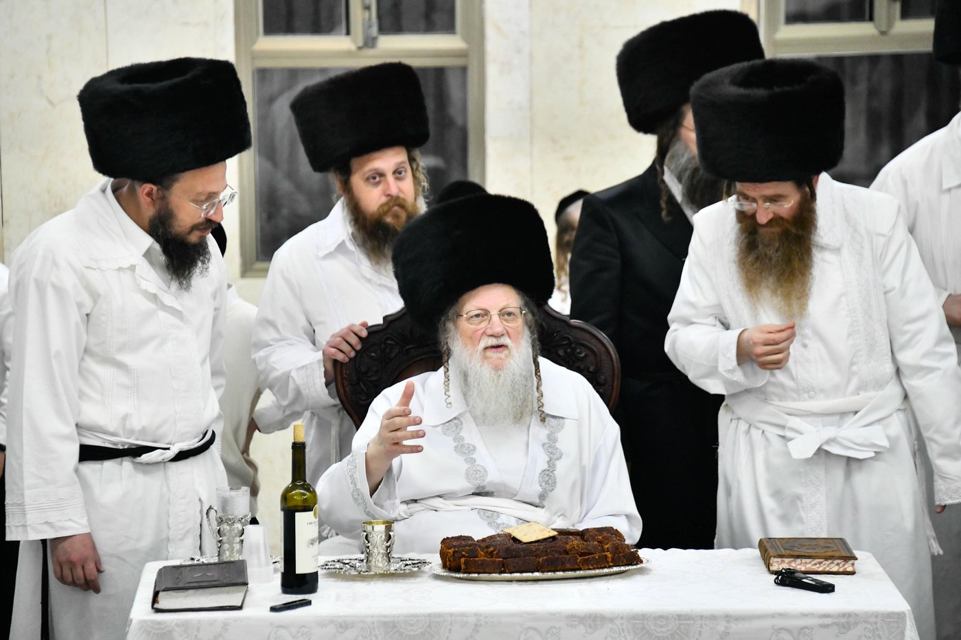 מוצאי יום כיפור בחצה"ק מודז'יץ