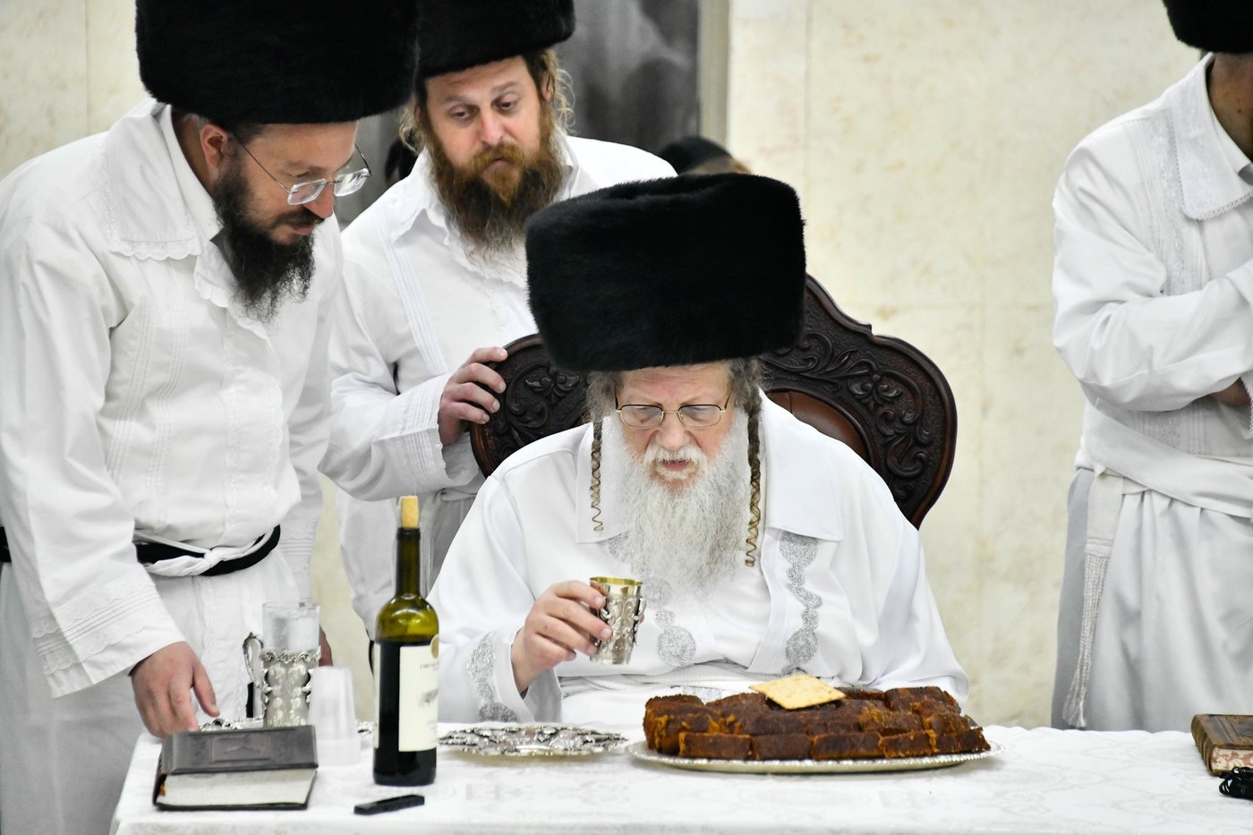 מוצאי יום כיפור בחצה"ק מודז'יץ