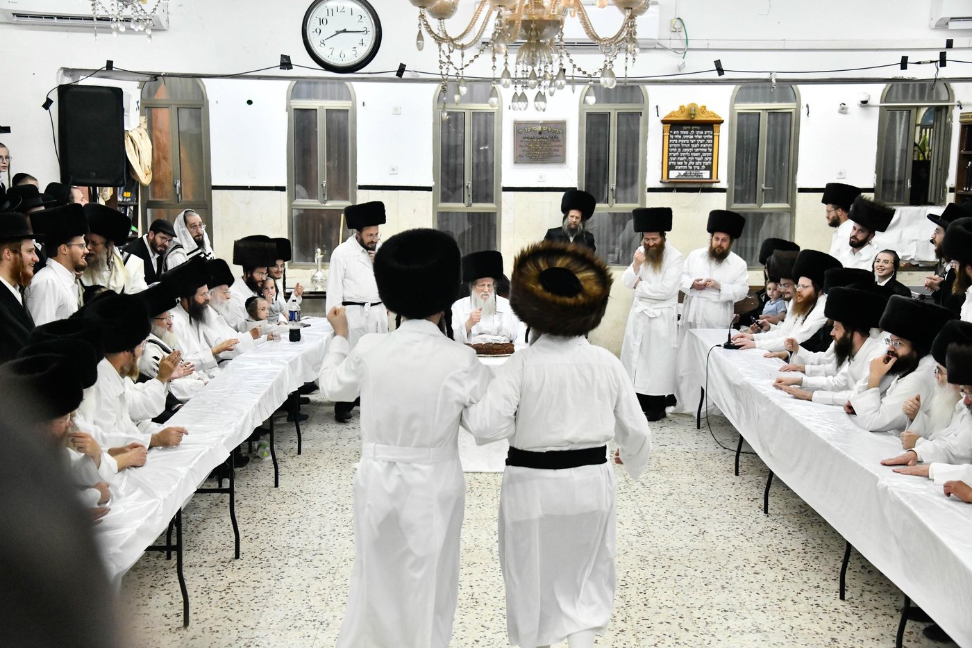 מוצאי יום כיפור בחצה"ק מודז'יץ