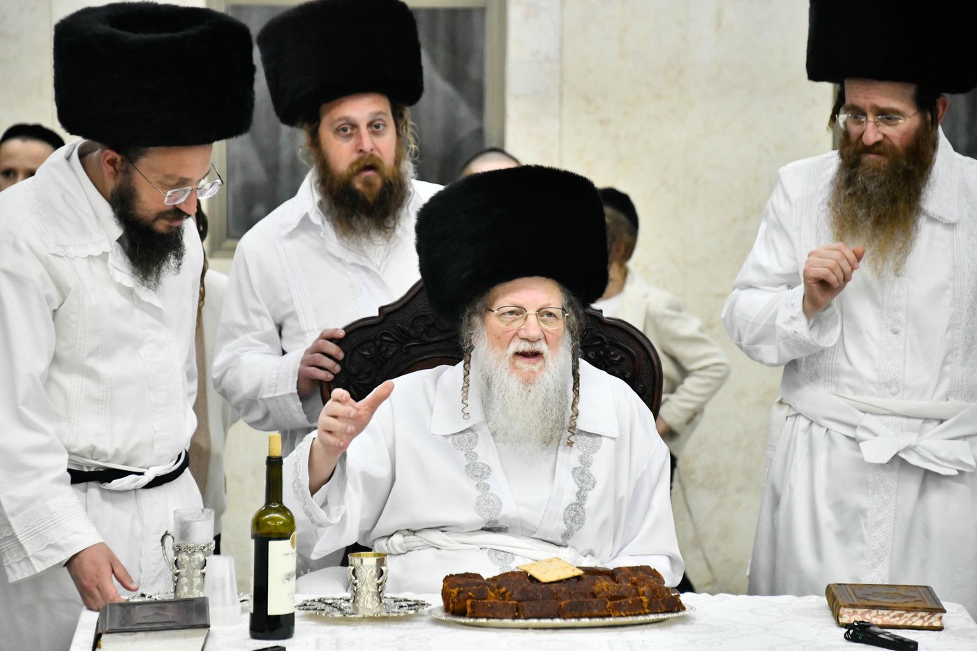 מוצאי יום כיפור בחצה"ק מודז'יץ