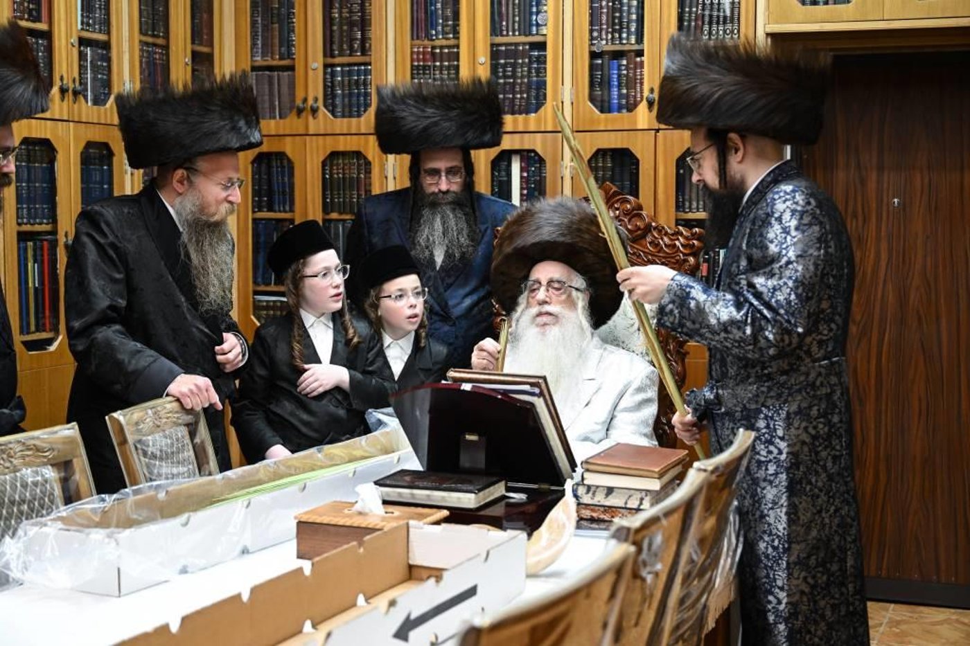 האדמו"ר מצאנז בבדיקת לולבים