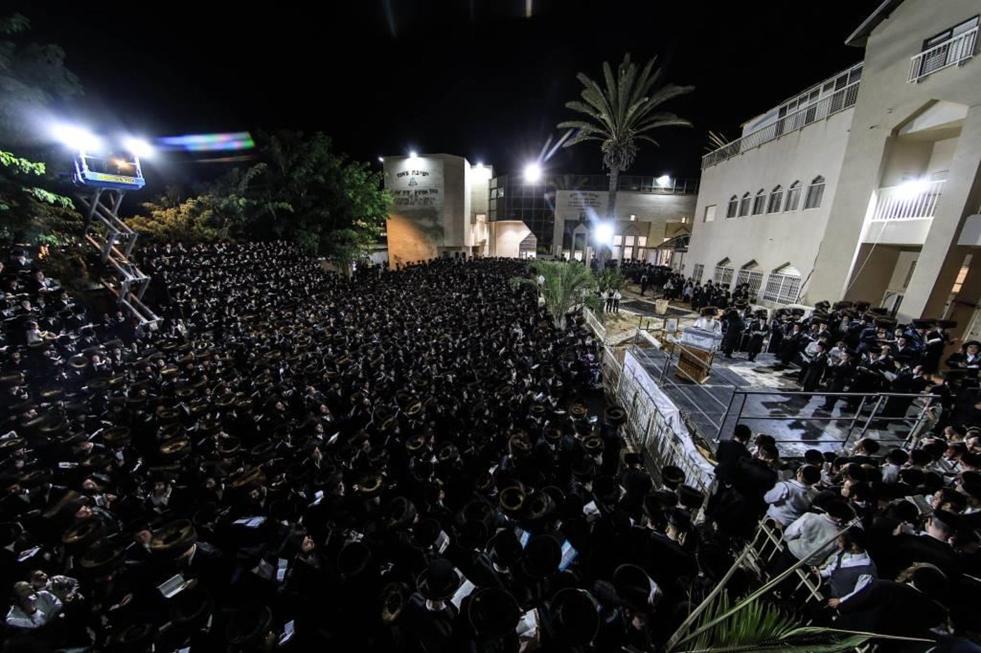 האדמו"ר מצאנז בקידוש לבנה במוצאי יום כיפור