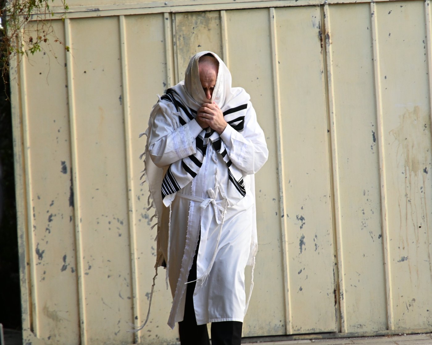 הגאון רבי אברהם סטוארט בדרך לבית הכנסת עריו"כ