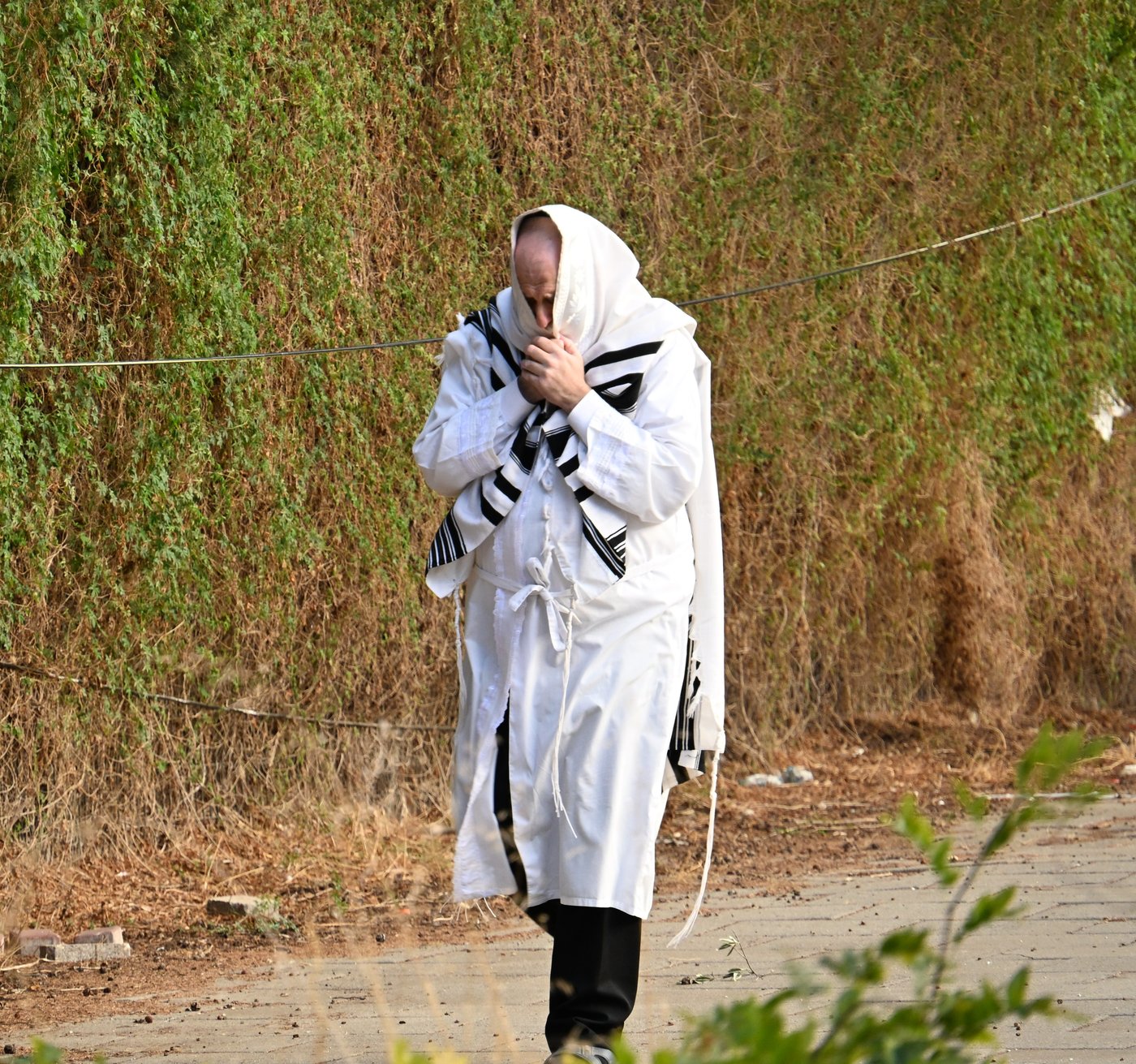 הגאון רבי אברהם סטוארט בדרך לבית הכנסת עריו"כ