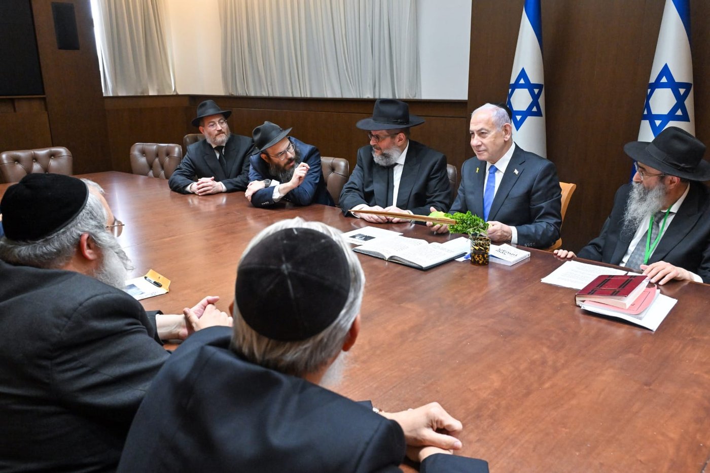 נתניהו קיבל סט ארבעת המינים מחב"ד וקרא בהתרגשות פרק תהילים להצלחת עם ישראל