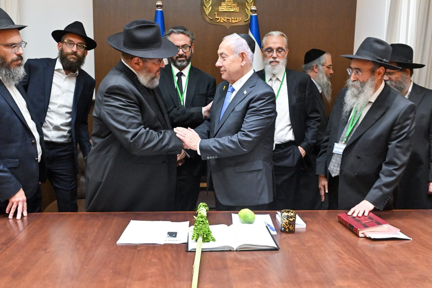 נתניהו קיבל סט ארבעת המינים מחב"ד וקרא בהתרגשות פרק תהילים להצלחת עם ישראל