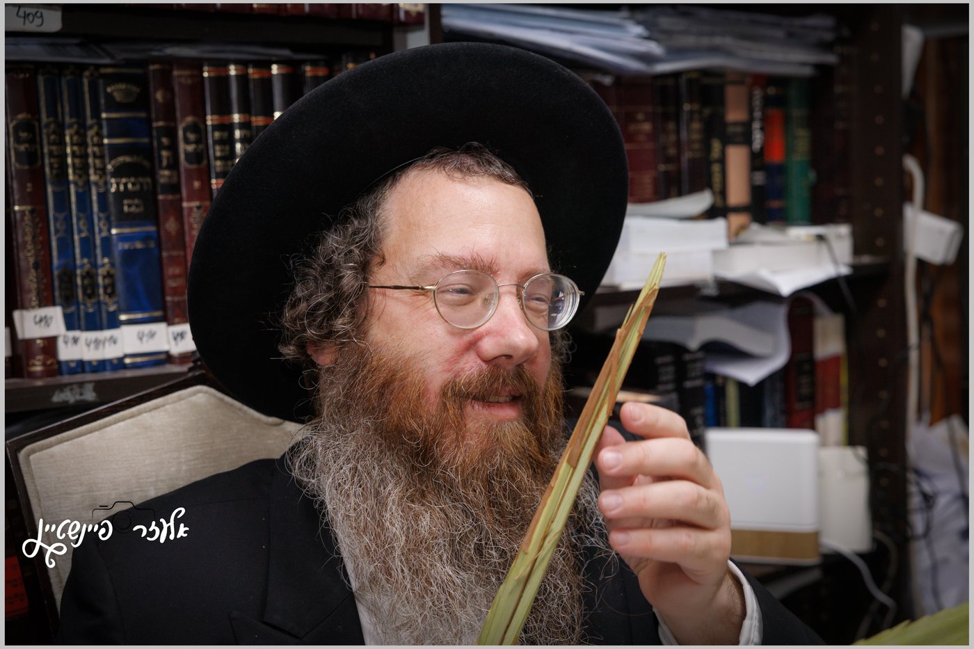 הגאון רבי עמרם פריד בבדיקת לולבים
