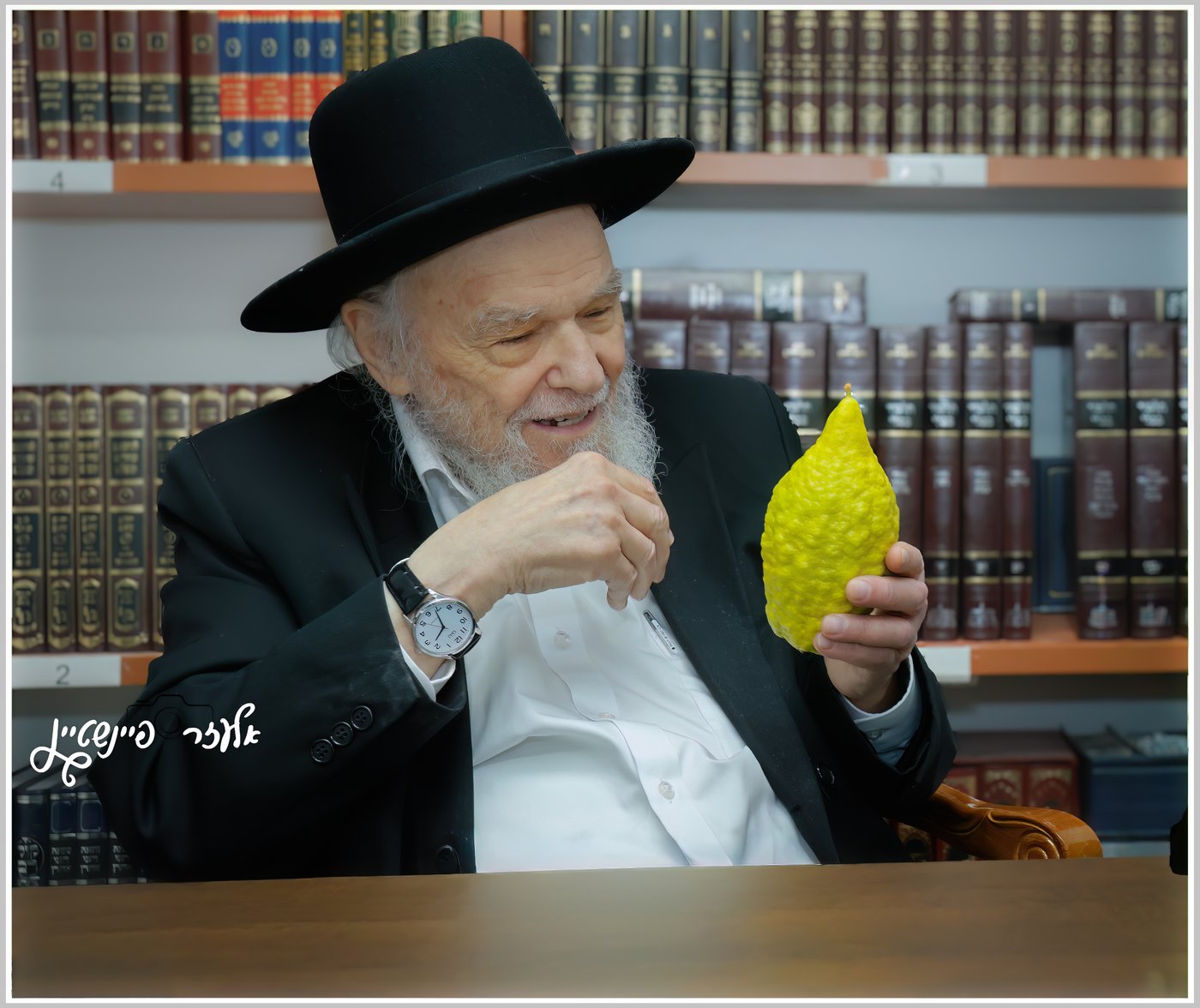 הגאון רבי משה הלל הירש בבדיקת אתרוגים