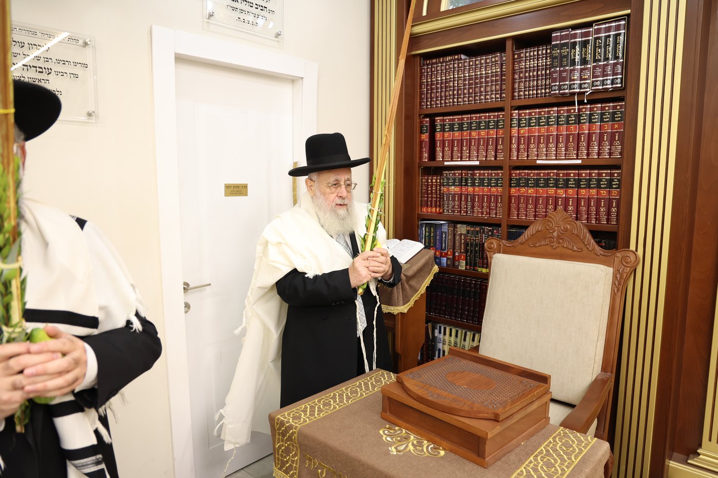 הראשל"צ הגאון רבי יצחק יוסף בנטילת לולב