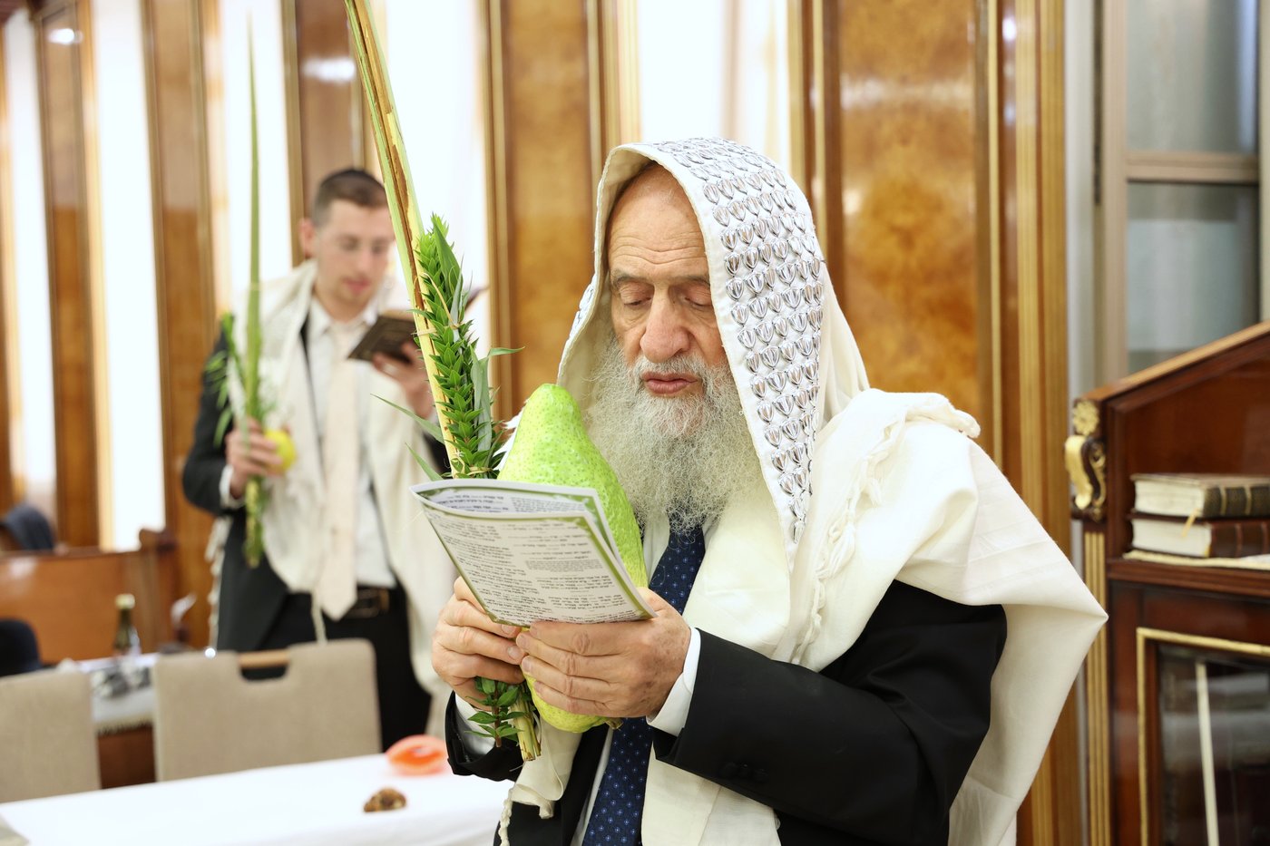 הגאון רבי ראובן אלבז בנטילת לולב
